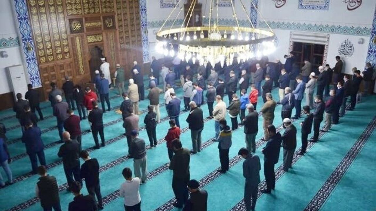 Alanya’da gençler sabah namazında buluşuyor