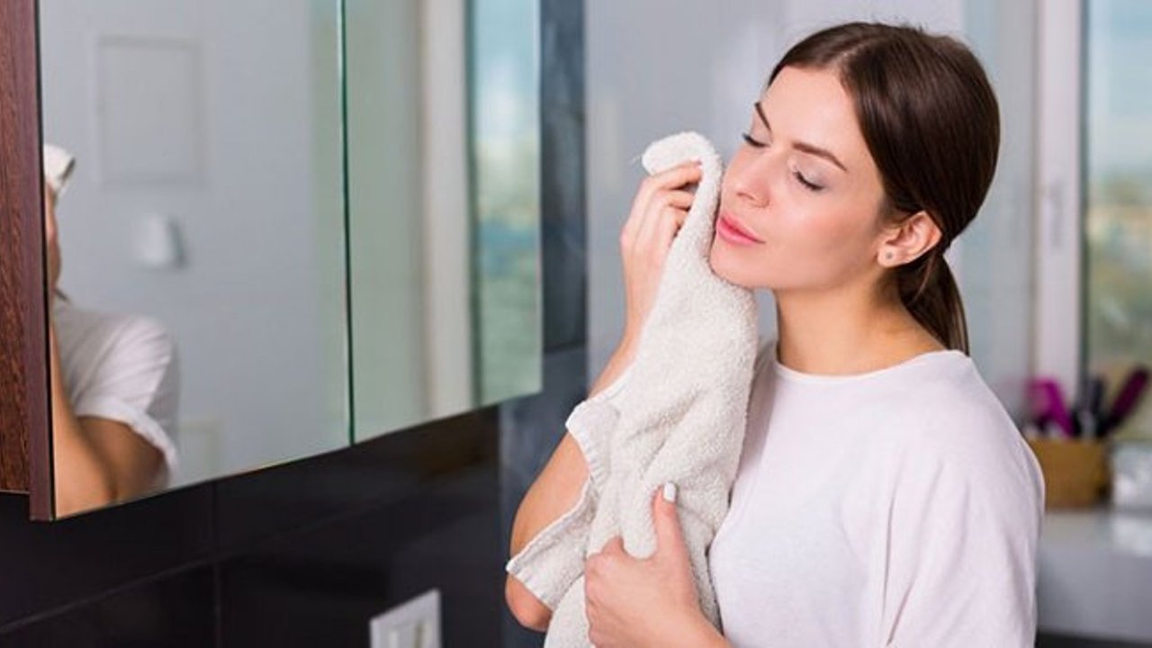 Yüzünüzü havluyla kurutmamak için 5 neden