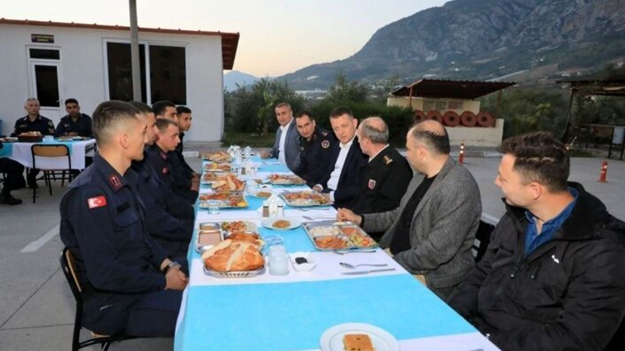 Kaymakam Alanya’da vatani görevini yapan Mehmetçikle iftar yaptı