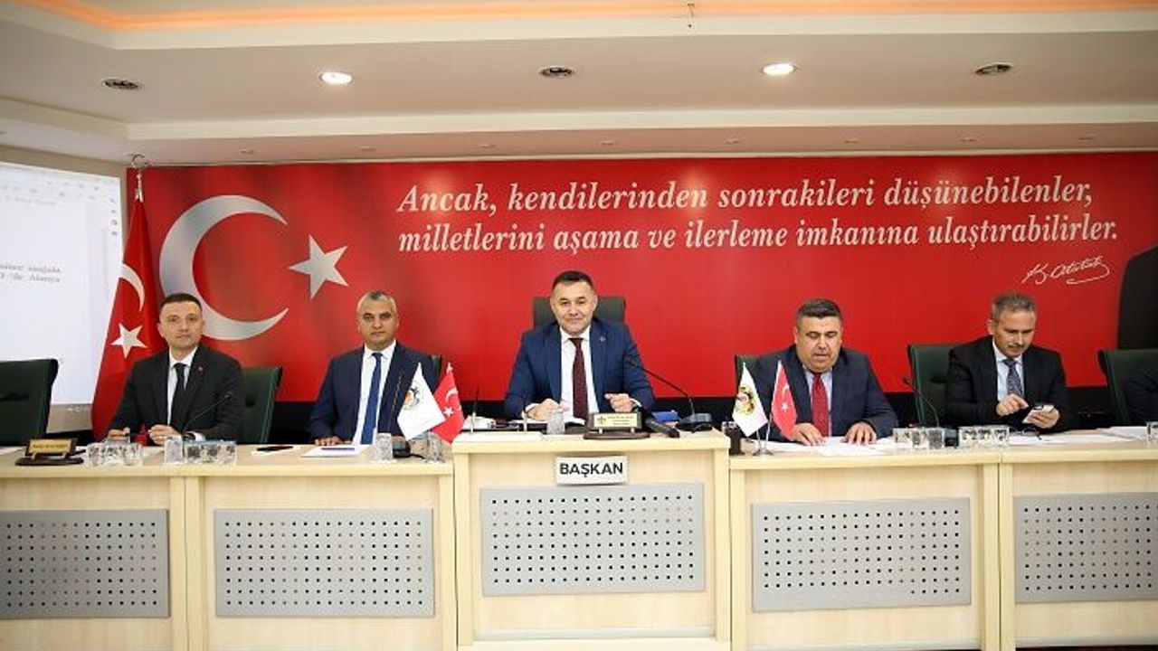 BAŞKAN YÜCEL MECLİSTE ADETA ŞOV YAPTI: 2022 VE 2023 PROJELERİ AYAKTA ALKIŞLANDI