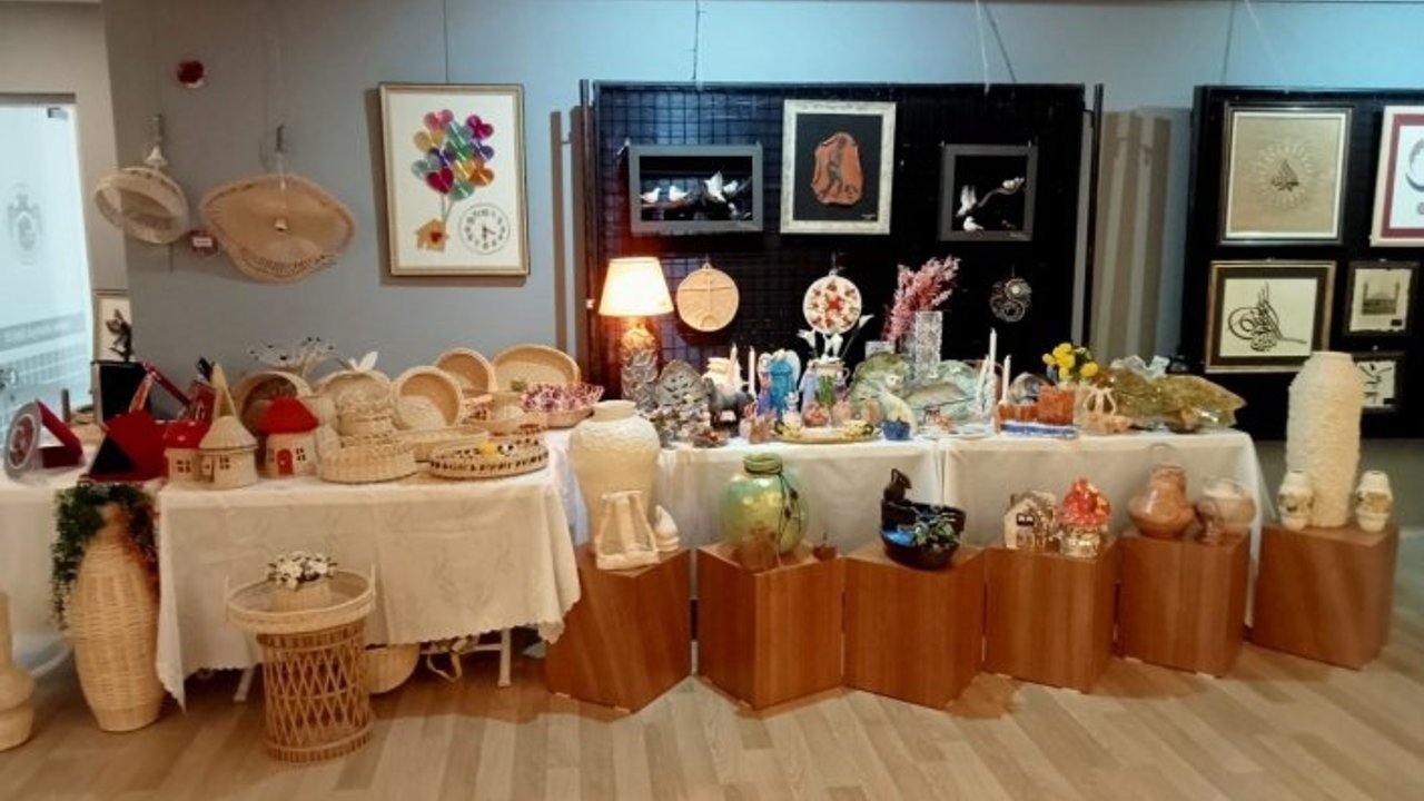 Alanya’da kursiyerler yıl sonu sergisinde buluştu