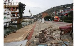 Alanya’da fırtına yol kapattı!