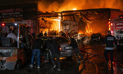 Sanayide yangın: Araçları kurtarmak için seferber oldular