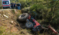 Alanya’da traktör şarampole yuvarlandı: Sürücü yaralandı