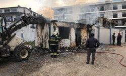 Manavgat’ta şantiyede konteyner yangını