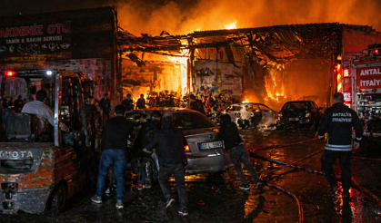 Sanayide yangın: Araçları kurtarmak için seferber oldular