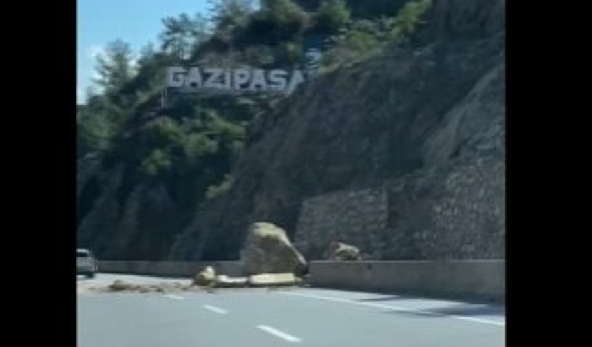 Alanya’da kopan kaya parçası yola yuvarlandı
