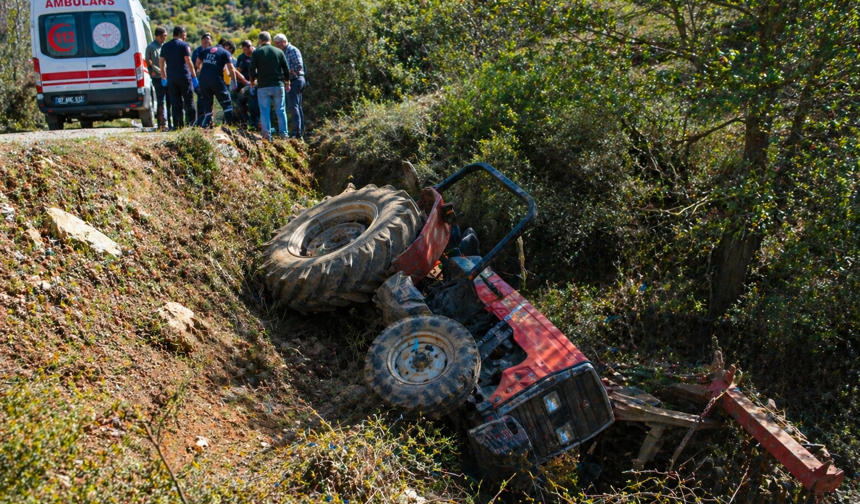 Alanya’da traktör şarampole yuvarlandı: Sürücü yaralandı