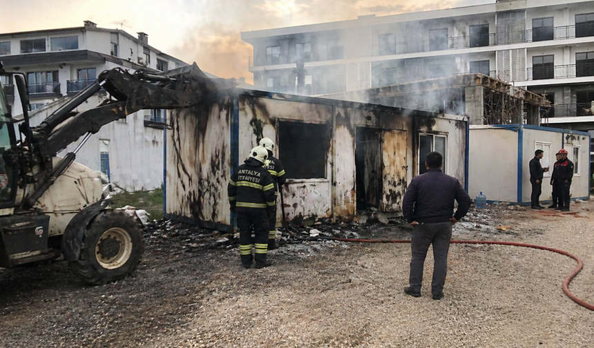 Manavgat’ta şantiyede konteyner yangını